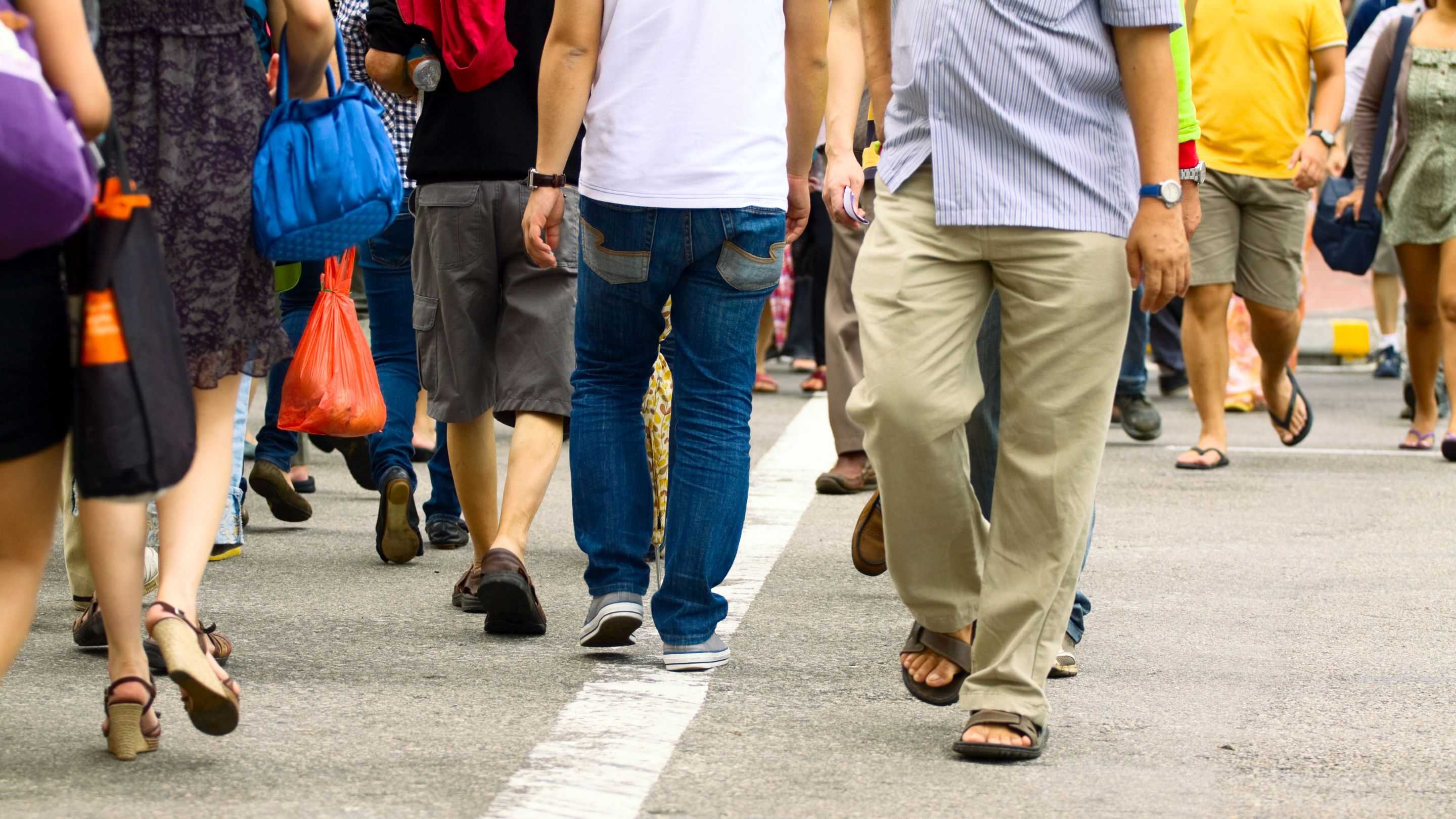 Jalan Kaki Pagi atau Malam? Ini Waktu Terbaik Menurut Studi